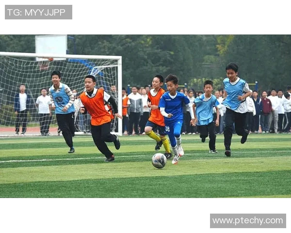 孩子追逐足球明星的梦想与激情展现青春活力的精彩瞬间